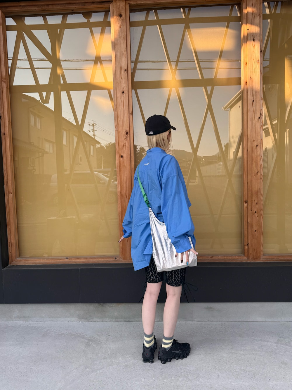 ブラック系のその他パンツ、ブラック系のスニーカー、ブルー系のシャツ/ブラウスを着用したレディースの春コーディネートの2枚目の写真