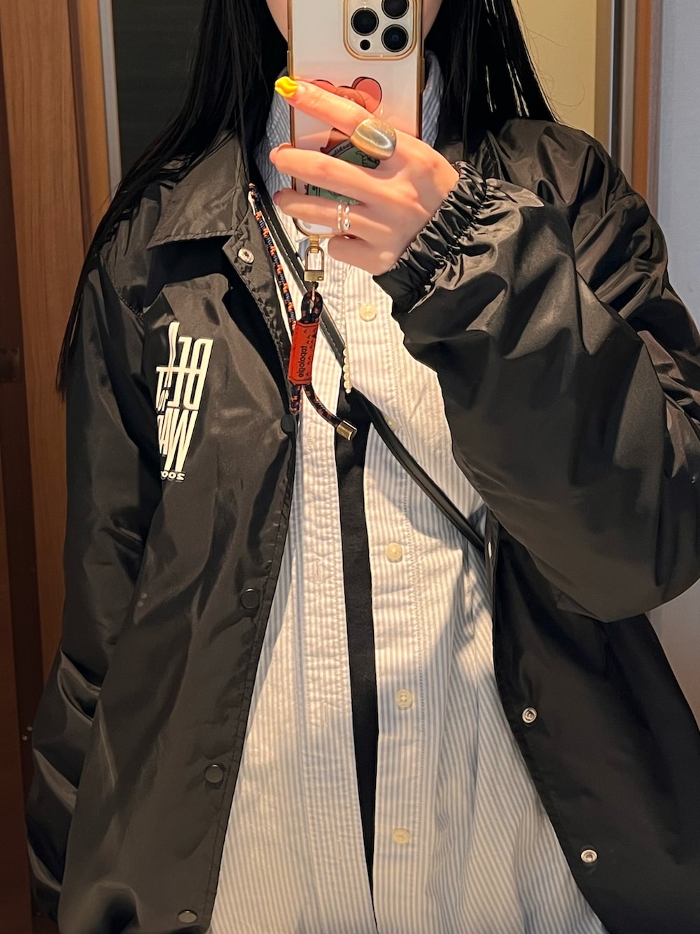 ブルー系のシャツ/ブラウス、ブラック系のスニーカー、レッド系のソックス/靴下を着用したレディースの冬コーディネートの2枚目の写真