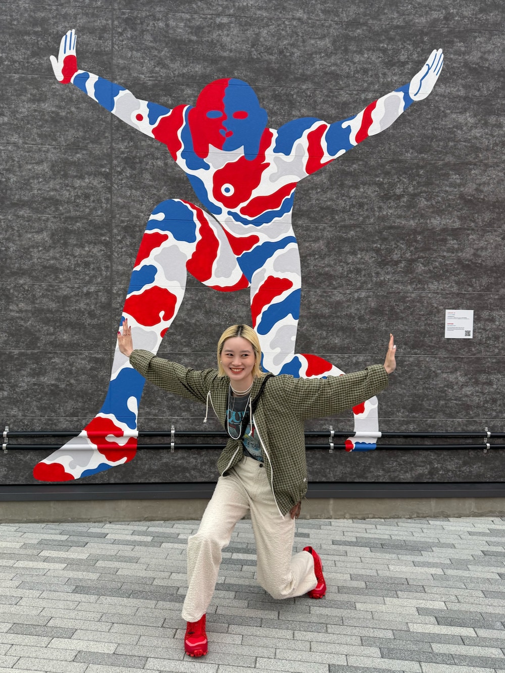 ブラック系のTシャツ/カットソー、ベージュ系のパンツ、ブラック系のバッグを着用したレディースの夏コーディネートの2枚目の写真