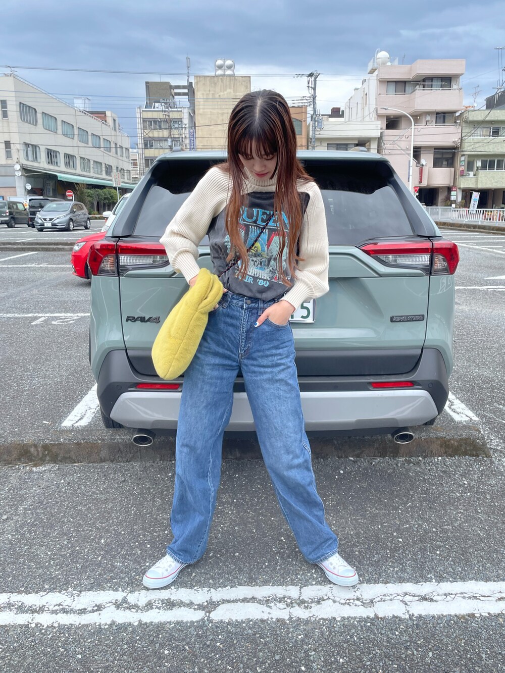 イエロー系のバッグを着用したレディースの秋コーディネートの2枚目の写真