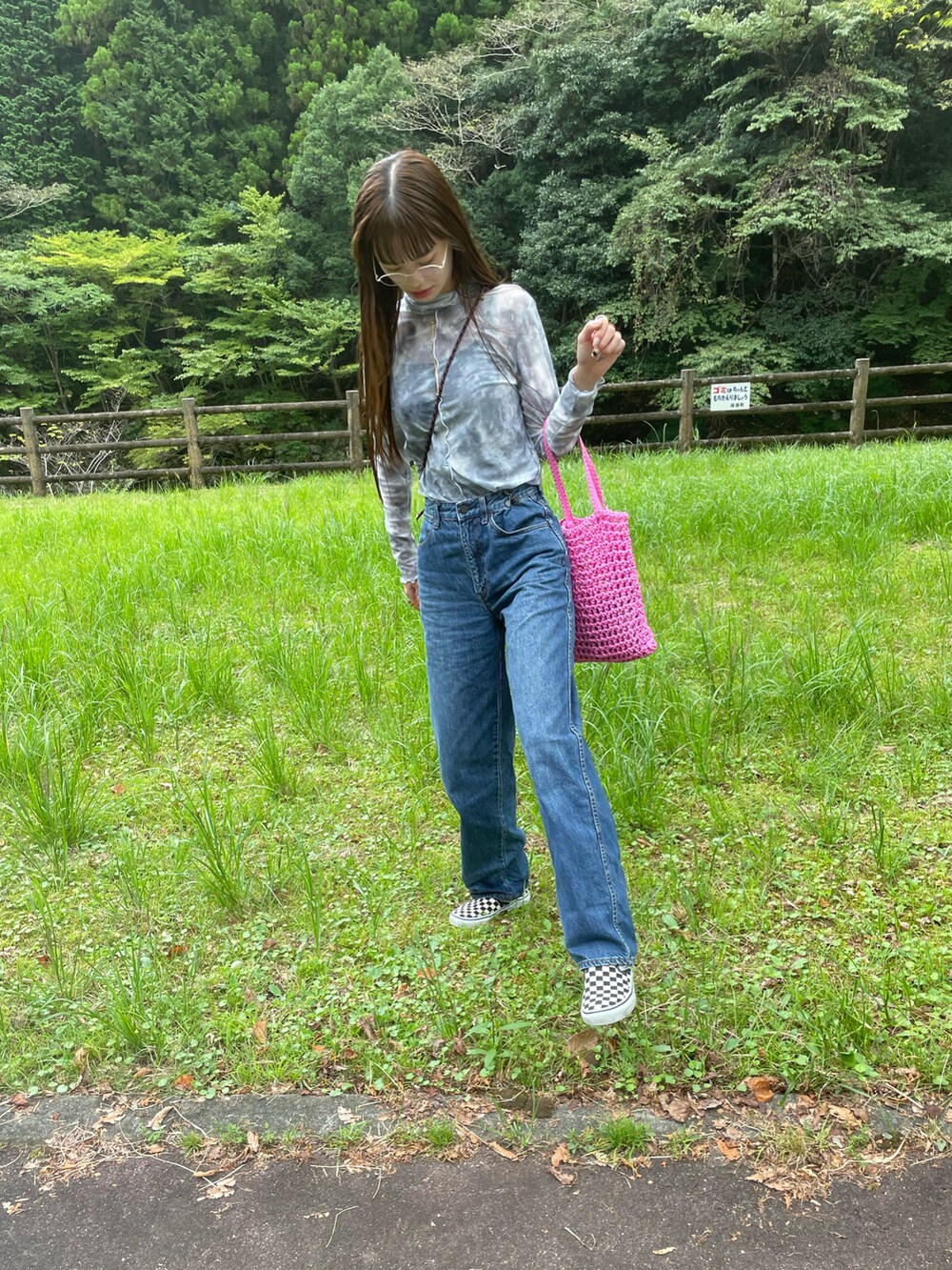 グレー系のトップス、ホワイト系のメガネを着用したレディースの秋コーディネートの2枚目の写真