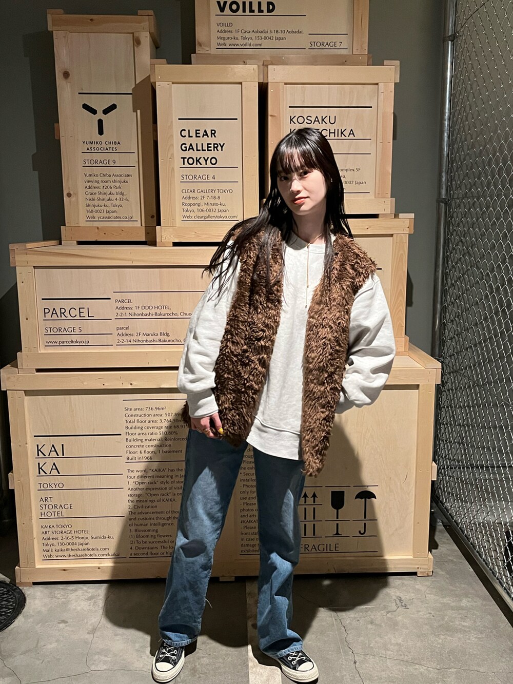 ブラウン系のベストを着用したレディースの冬コーディネートの3枚目の写真