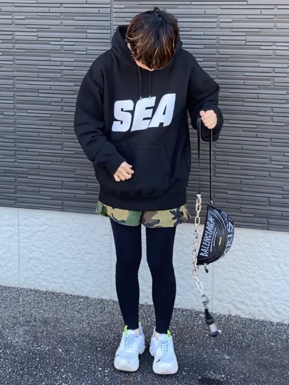 ホワイト系のスニーカー、その他のその他パンツ、ブラック系のスウェットを着用したレディースの秋コーディネートの2枚目の写真