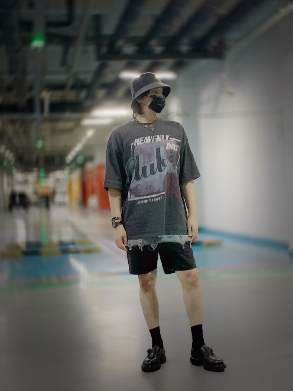 ブラック系のTシャツ/カットソーを着用したメンズの夏コーディネートの2枚目の写真