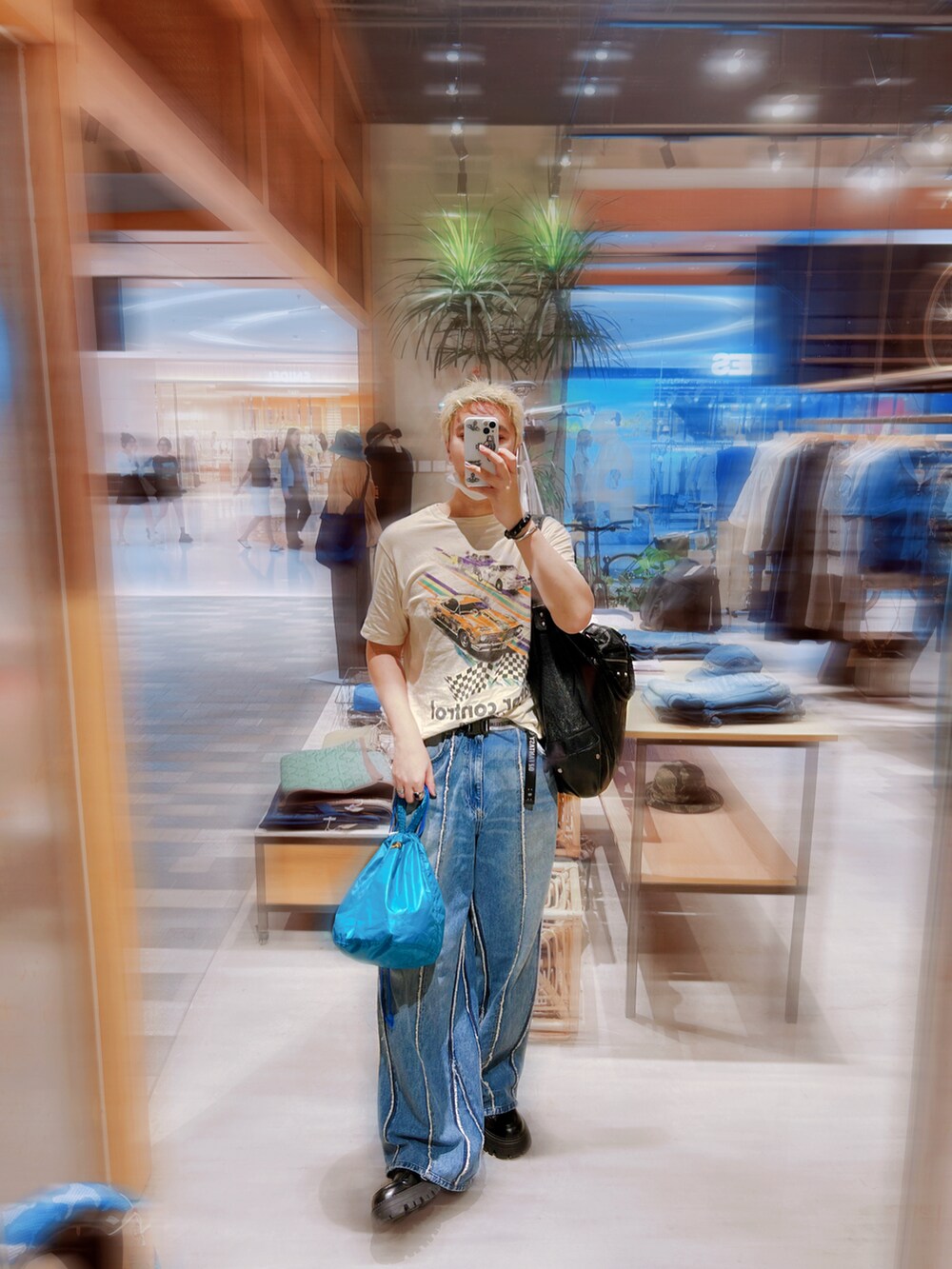 ベージュ系のTシャツ/カットソーを着用したメンズの夏コーディネートの2枚目の写真