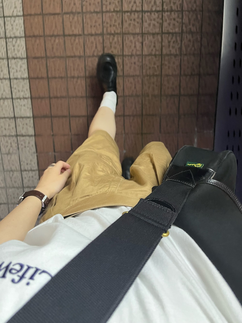 ホワイト系のTシャツ/カットソー、ブラウン系のその他パンツ、ブラック系のドレスシューズを着用したレディースの夏コーディネートの2枚目の写真