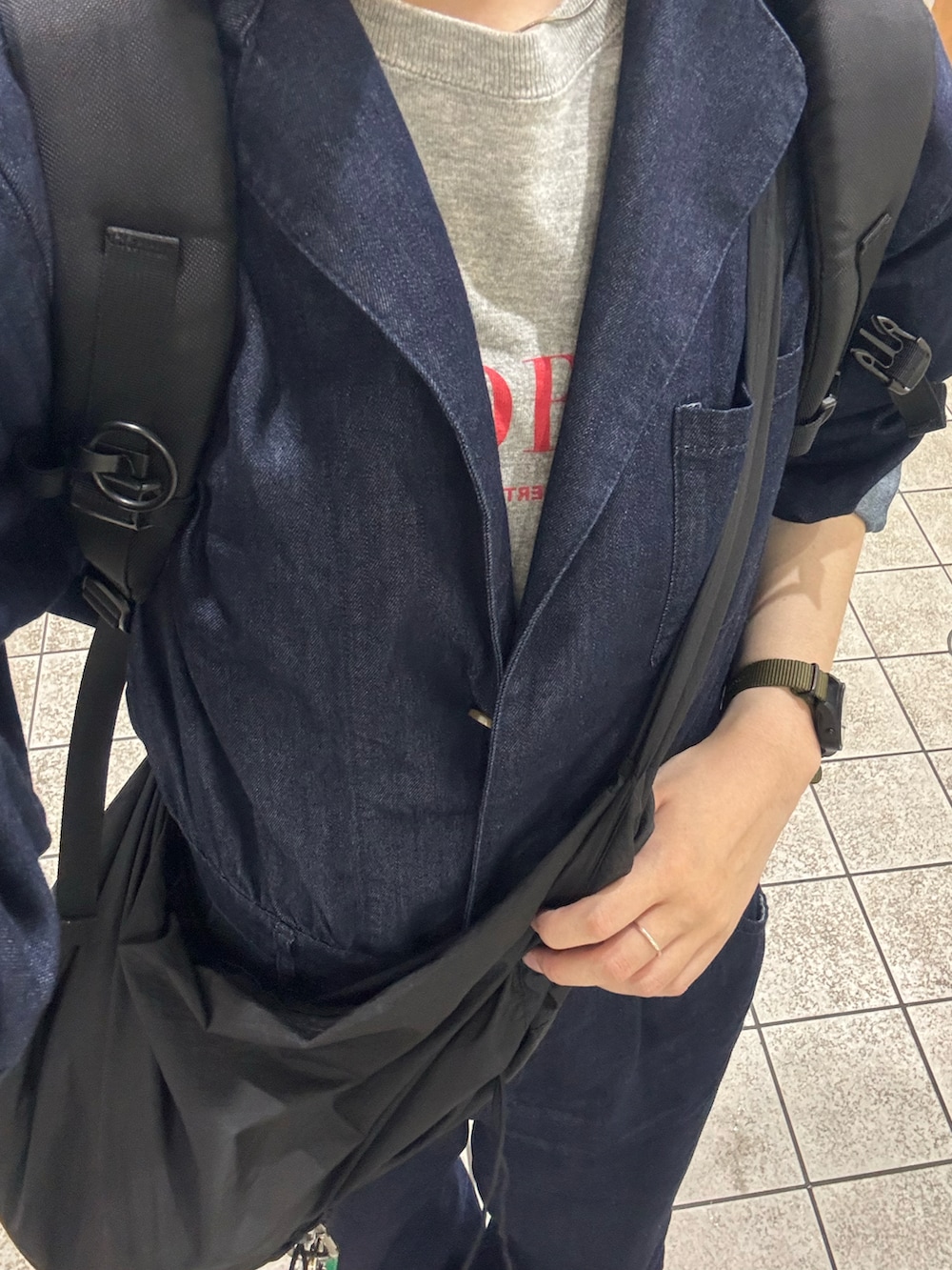 「プリントT、Tシャツ、ライブTシャツ、つなぎ、オールインワン、ジャンプスーツ、デニム、デニムパンツ、サンダル、teva、ショルダーバッグ、ナイロンバッグ」｜「CANAL JEANのRED CHOP WORKS(レッドチョップワークス) デニムジャンプスーツ（つなぎ/オールインワン、ブルー系）」を使った、夏生まれさん（骨格ストレート・レディース・167cm）の夏コーディネートの2枚目の写真