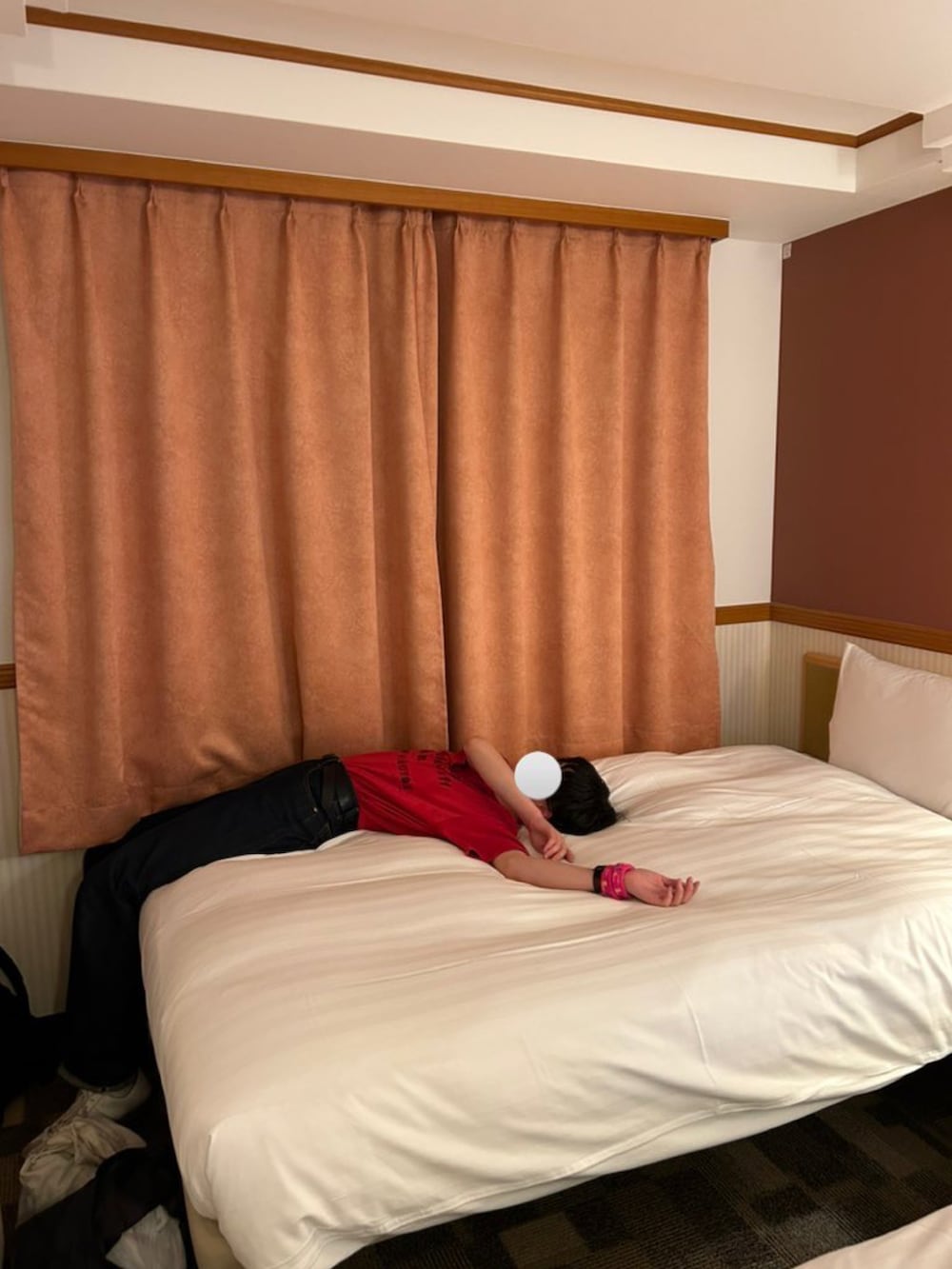 ブルー系のデニムパンツ、ホワイト系のスニーカー、ホワイト系のTシャツ/カットソーを着用したレディースの夏コーディネートの2枚目の写真