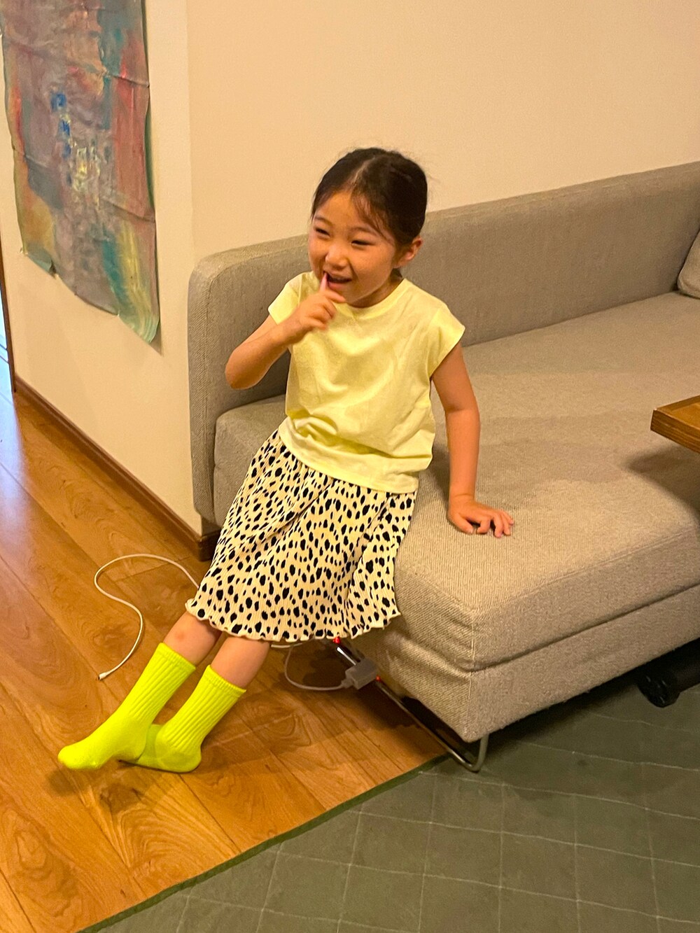 イエロー系のトップス、ベージュ系のスカートを着用したキッズの夏コーディネートの2枚目の写真