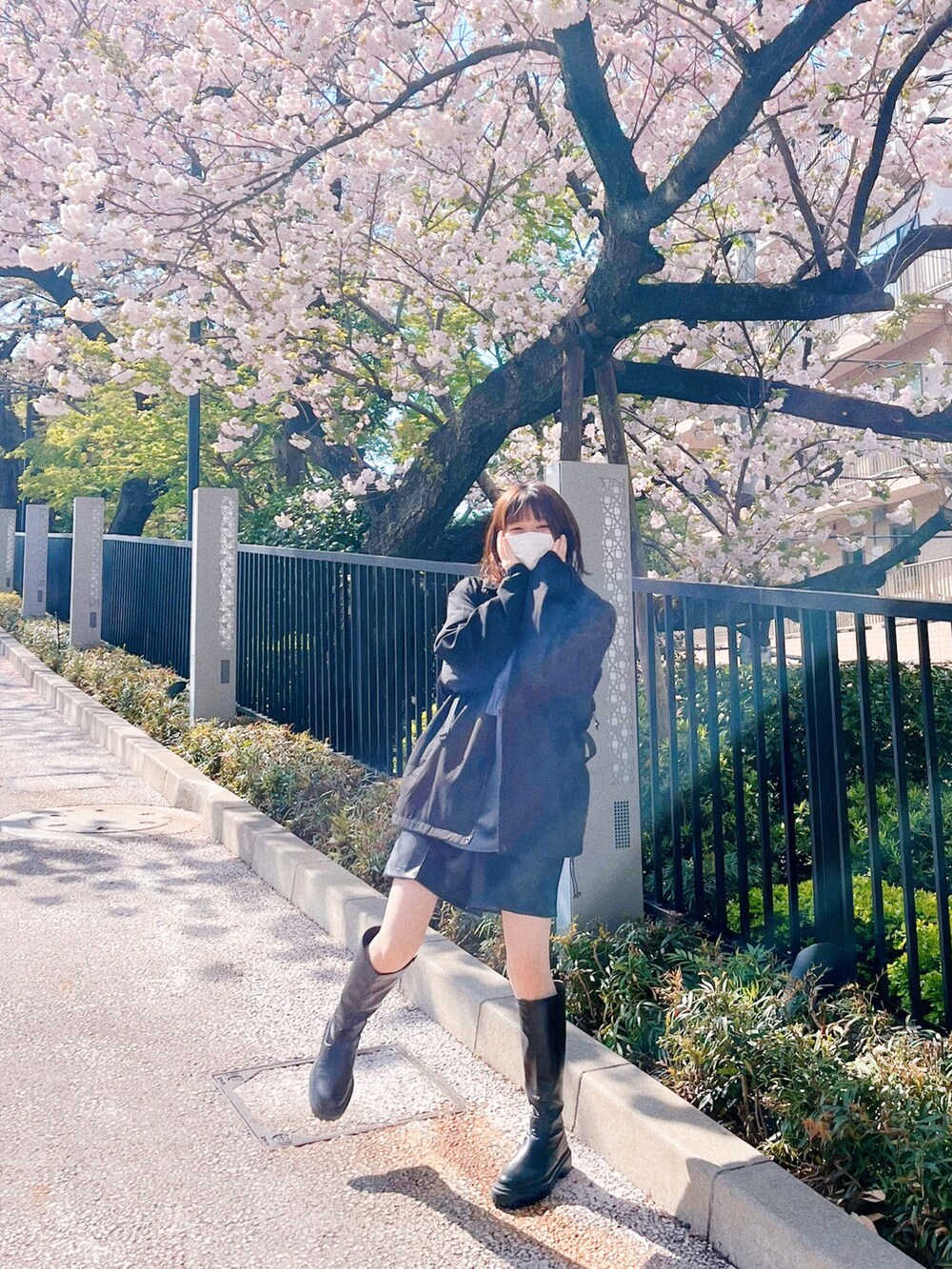 ブラック系のブーツ、ブラック系のバックパック/リュック、ブルー系のスウェットを着用したレディースの春コーディネートの2枚目の写真