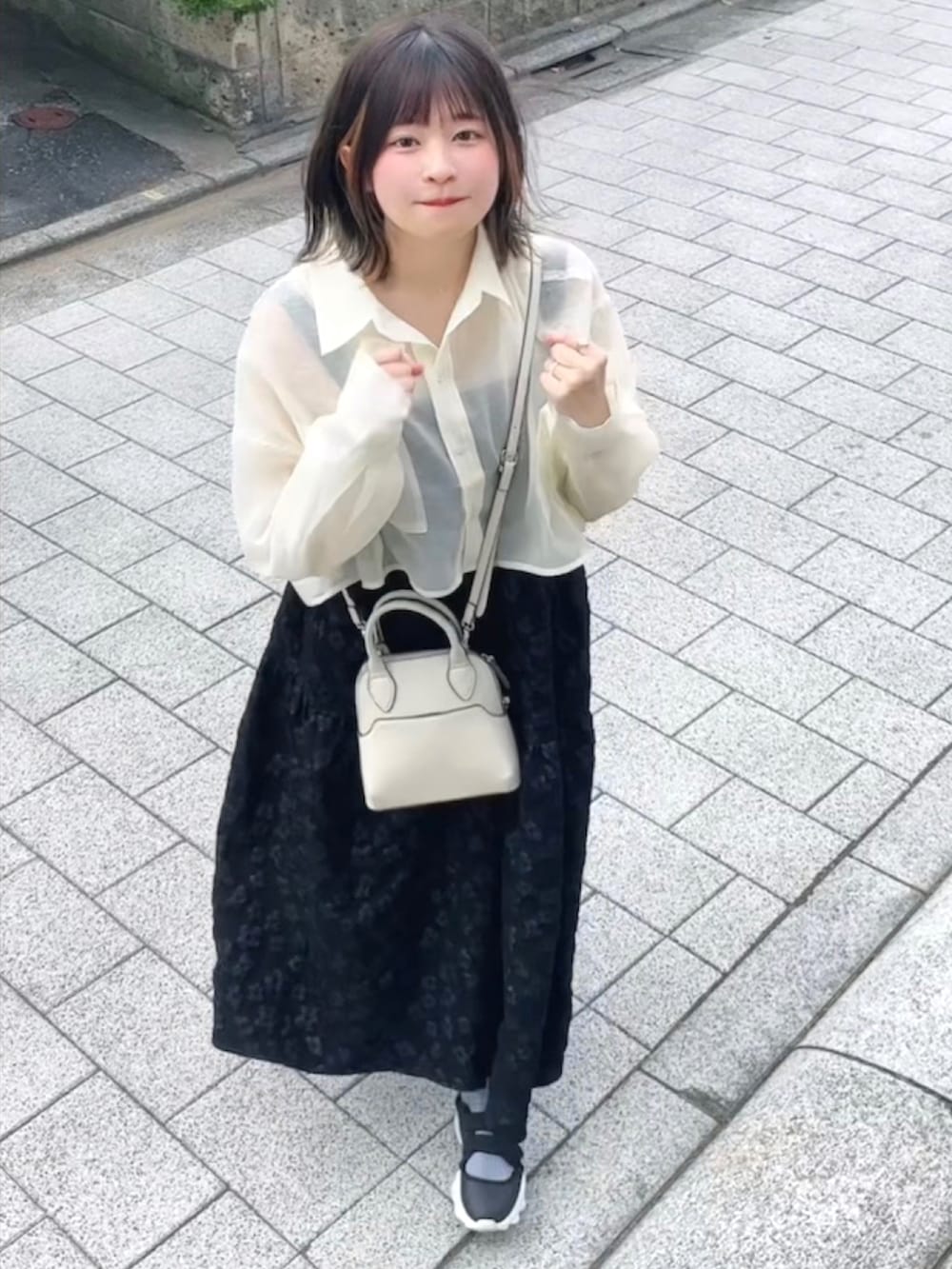 「夏コーデ、休日スタイル、モノトーンコーデ、大人コーデ、お出かけコーデ、ロングワンピース、GU、夏」｜「GUのアイテム（ショルダーバッグ、ホワイト系）」を使った、あおいちひろさん（レディース・155cm）の夏コーディネートの2枚目の写真