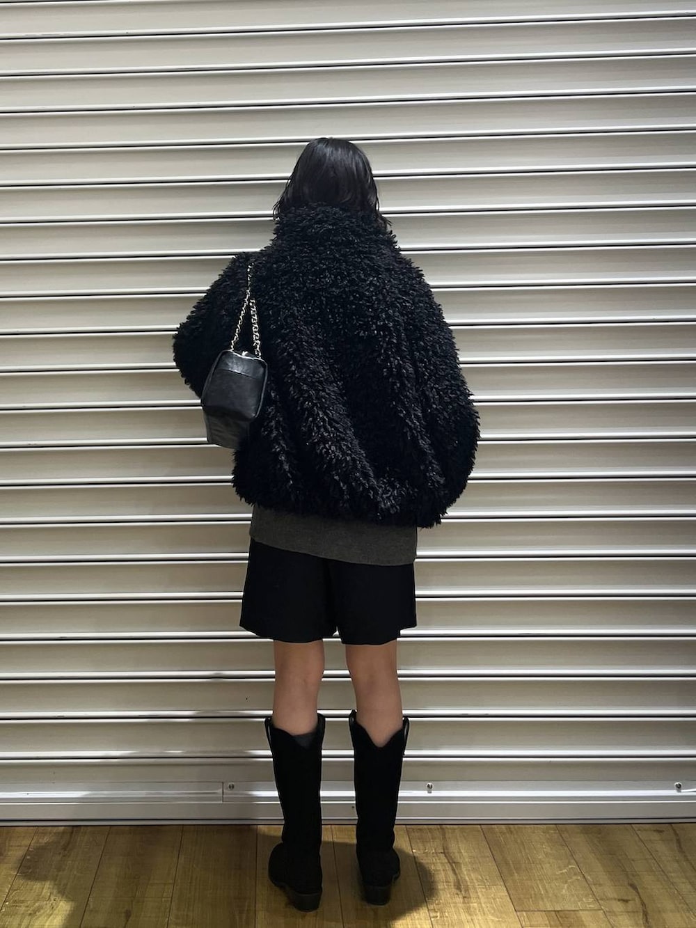 ブラック系のその他パンツ、ブラック系のショルダーバッグ、ブラック系のブーツを着用したレディースの冬コーディネートの3枚目の写真