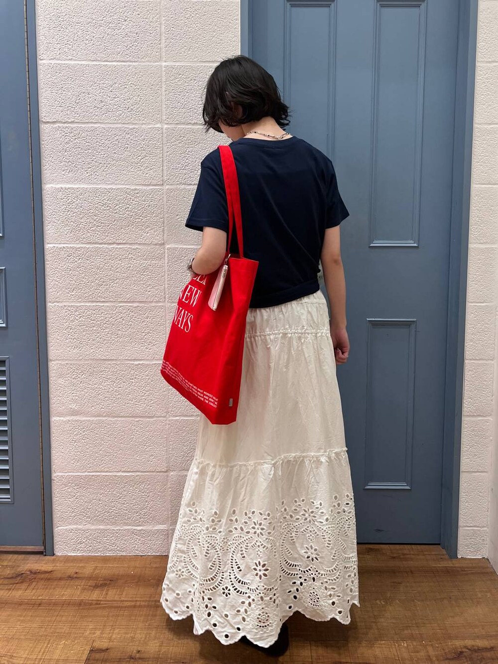 ホワイト系のサンダル、ブルー系のTシャツ/カットソー、ホワイト系のワンピースを着用したレディースの春コーディネートの3枚目の写真