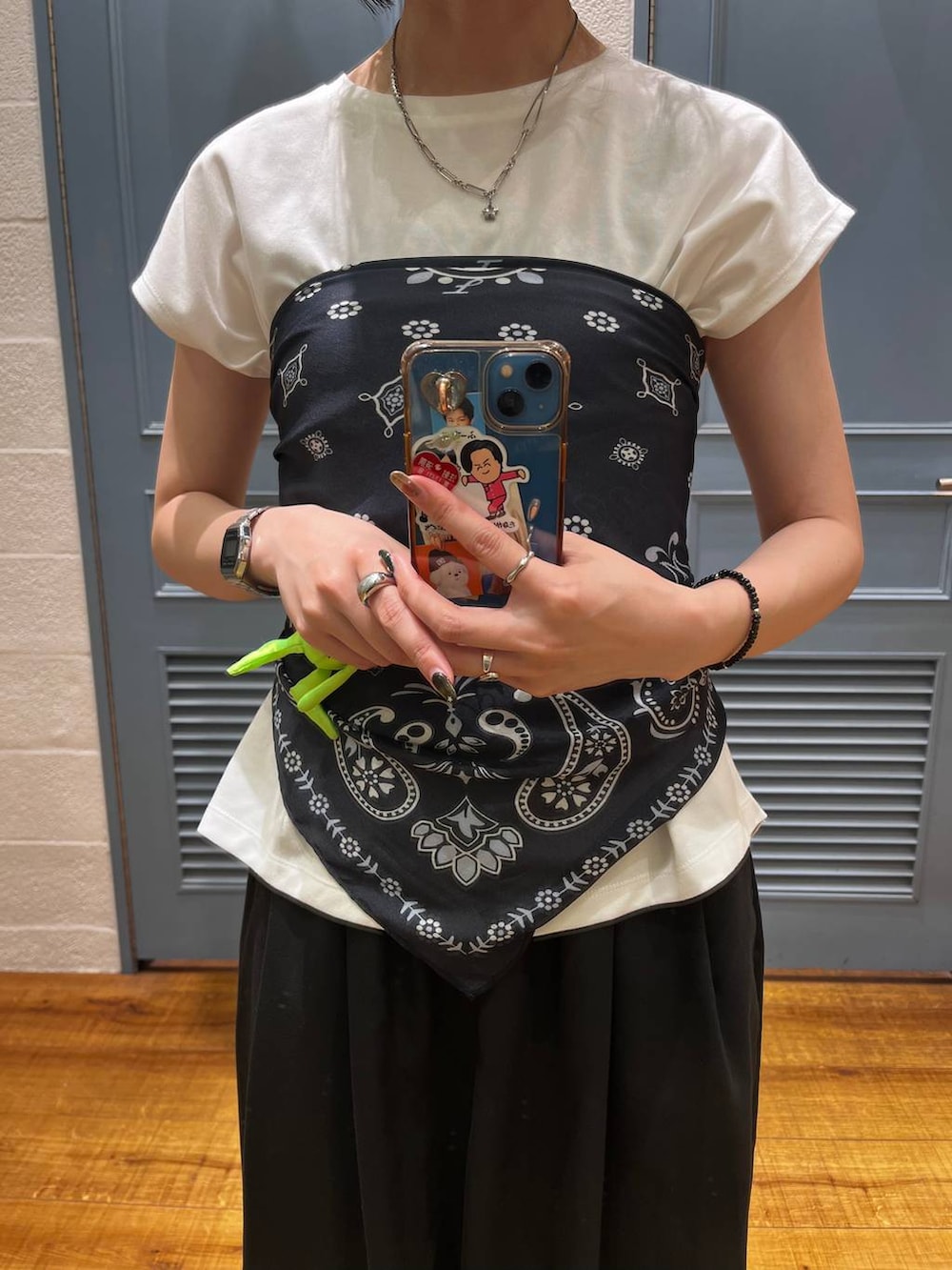 ホワイト系のTシャツ/カットソー、ブラック系のその他パンツ、ブラック系のサンダルを着用したレディースの夏コーディネートの3枚目の写真