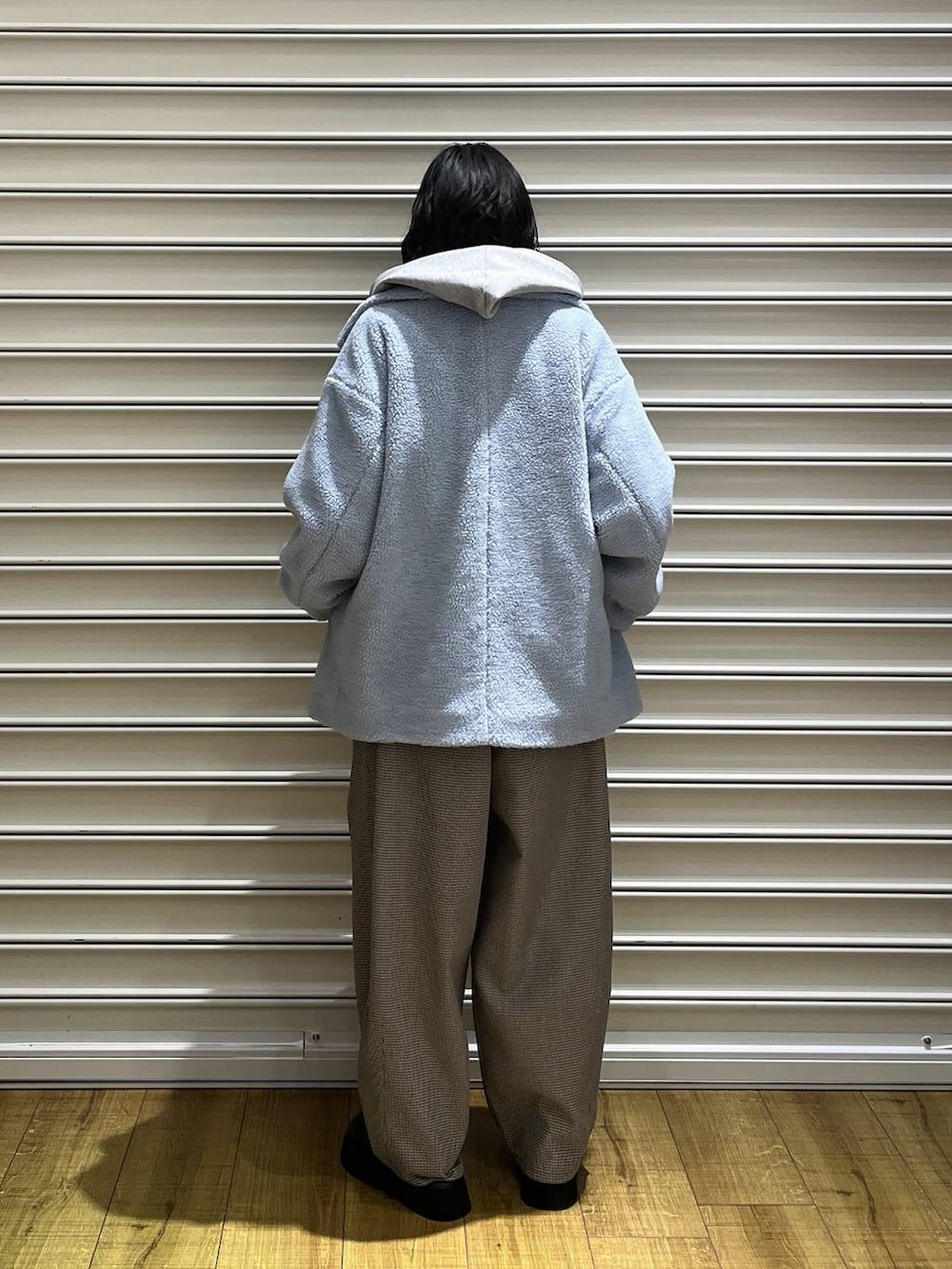 グレー系のその他アウター、ブラック系のサンダル、グレー系のパーカーを着用したレディースの秋コーディネートの3枚目の写真