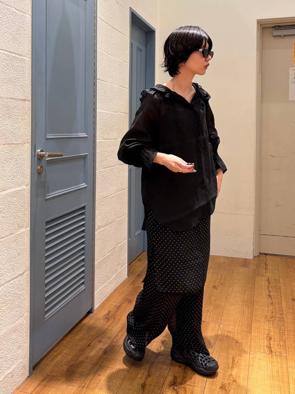 ブラック系のその他パンツ、ブラック系のボストンバッグ、ブラック系のシャツ/ブラウスを着用したレディースの夏コーディネートの2枚目の写真