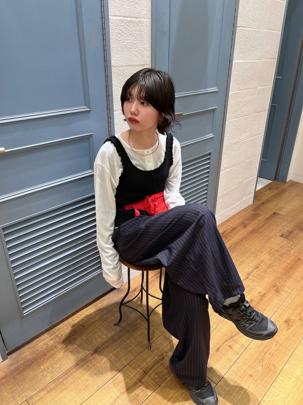 ブルー系のその他パンツ、ブラウン系のローファー、レッド系のボディバッグ/ウエストポーチを着用したレディースの春コーディネートの3枚目の写真