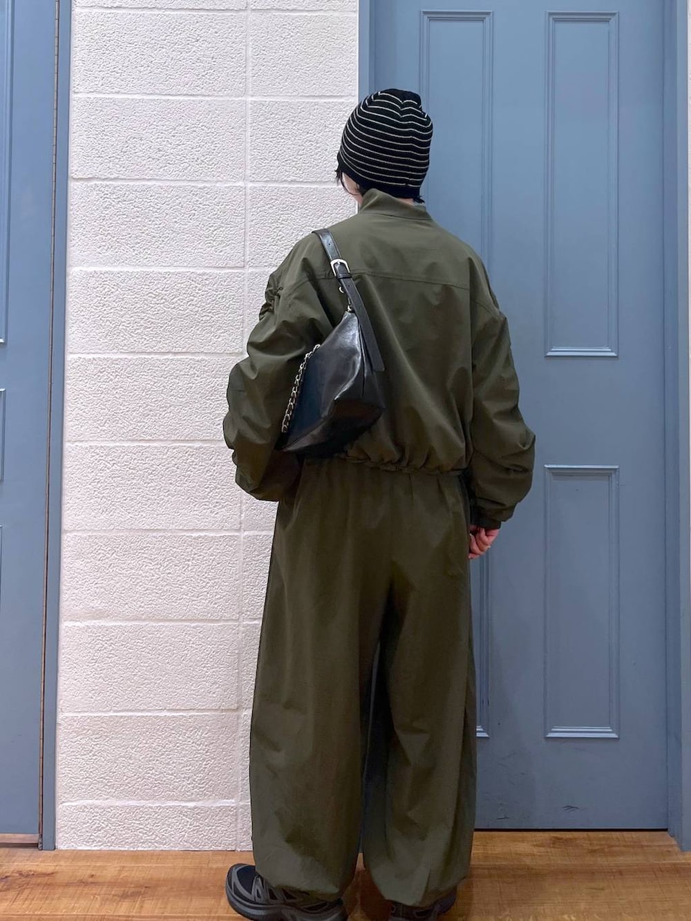 ブラック系のショルダーバッグ、グリーン系のその他パンツ、グリーン系のブルゾンを着用したレディースの冬コーディネートの3枚目の写真