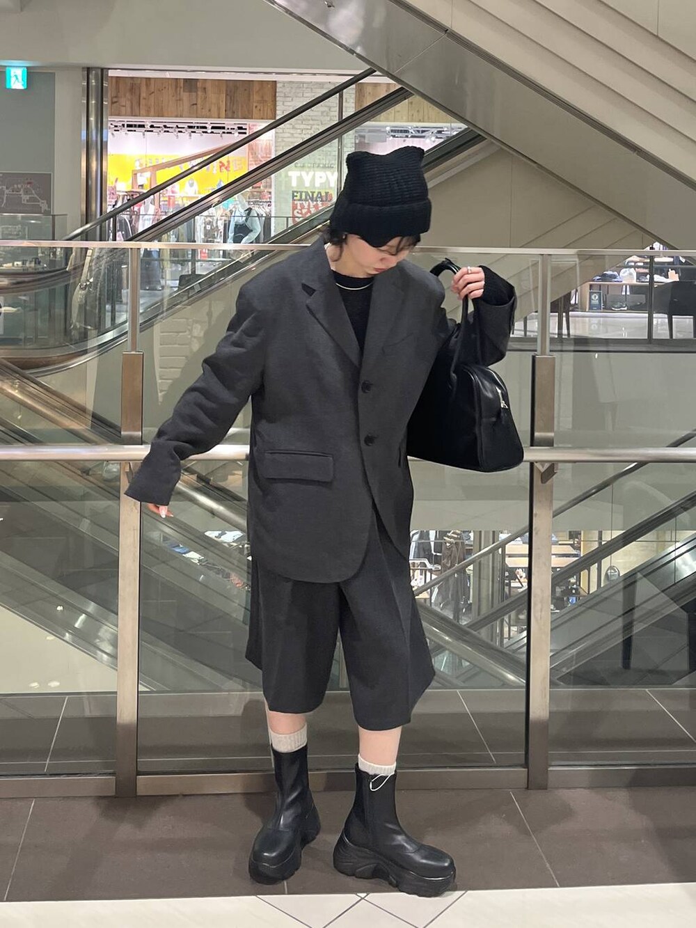 ブラック系のブーツ、グレー系のテーラードジャケット、グレー系のその他パンツを着用したレディースの秋コーディネートの5枚目の写真