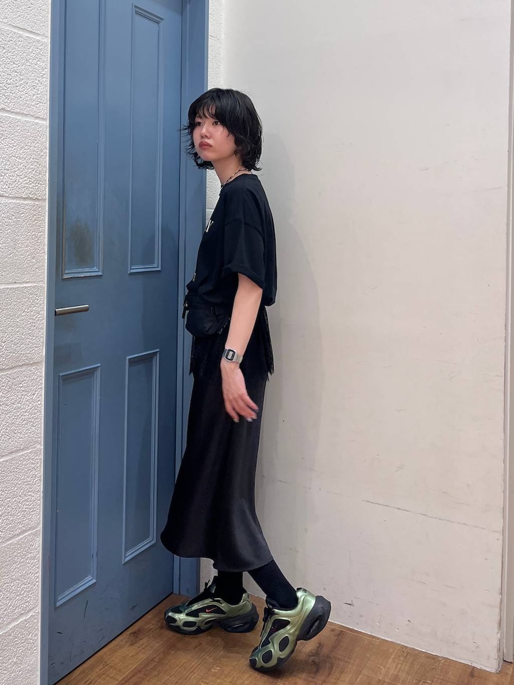 ブラック系のスカート、ブラック系のボディバッグ/ウエストポーチ、ブラック系のTシャツ/カットソーを着用したレディースの春コーディネートの4枚目の写真