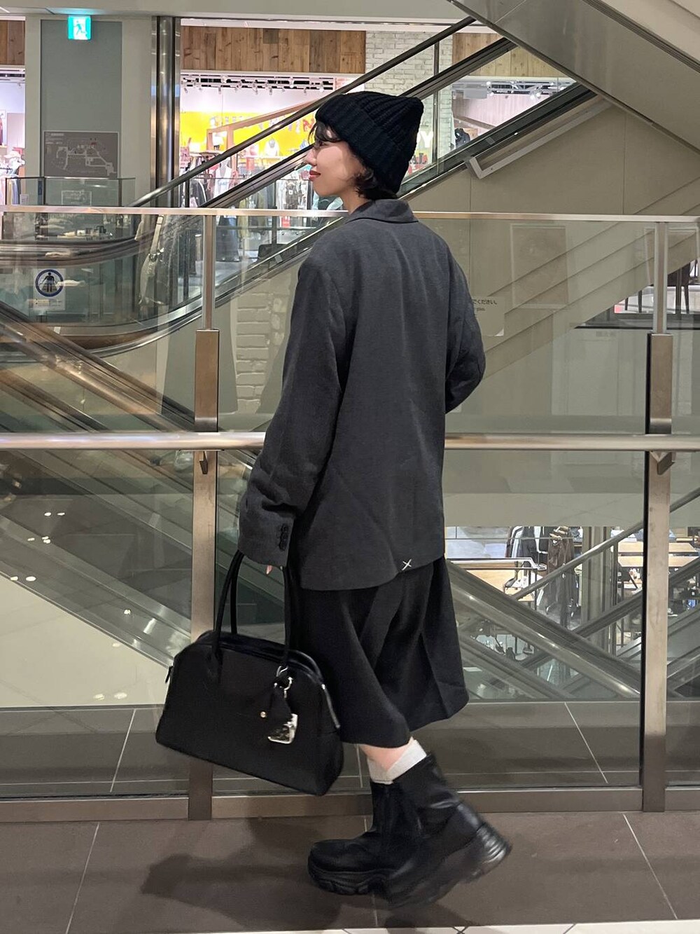 ブラック系のブーツ、グレー系のテーラードジャケット、グレー系のその他パンツを着用したレディースの秋コーディネートの3枚目の写真