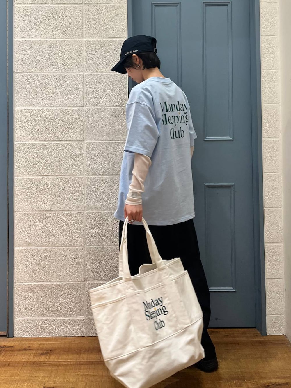 ブラック系のその他パンツ、ホワイト系のTシャツ/カットソー、ブラウン系のローファーを着用したレディースの春コーディネートの3枚目の写真