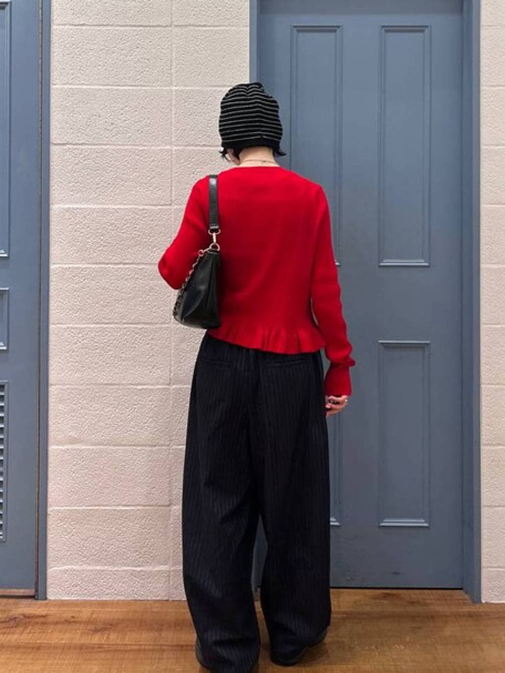 ブルー系のその他パンツ、レッド系のTシャツ/カットソー、ブラック系のニットキャップ/ビーニーを着用したレディースの春コーディネートの2枚目の写真