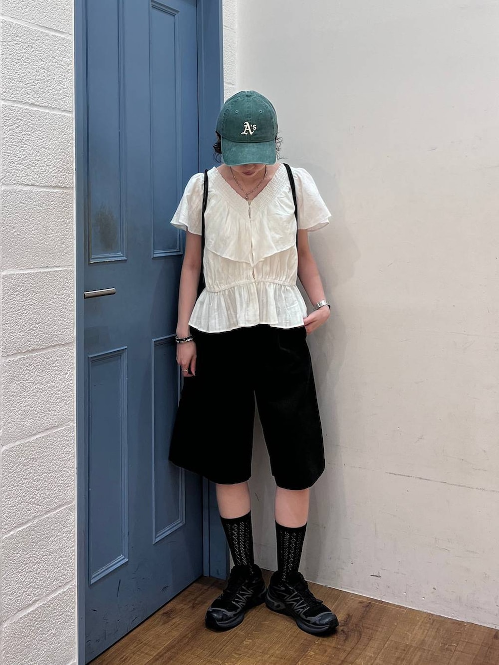 ブラック系のその他パンツ、ホワイト系のシャツ/ブラウス、ブラック系のバックパック/リュックを着用したレディースの春コーディネートの2枚目の写真