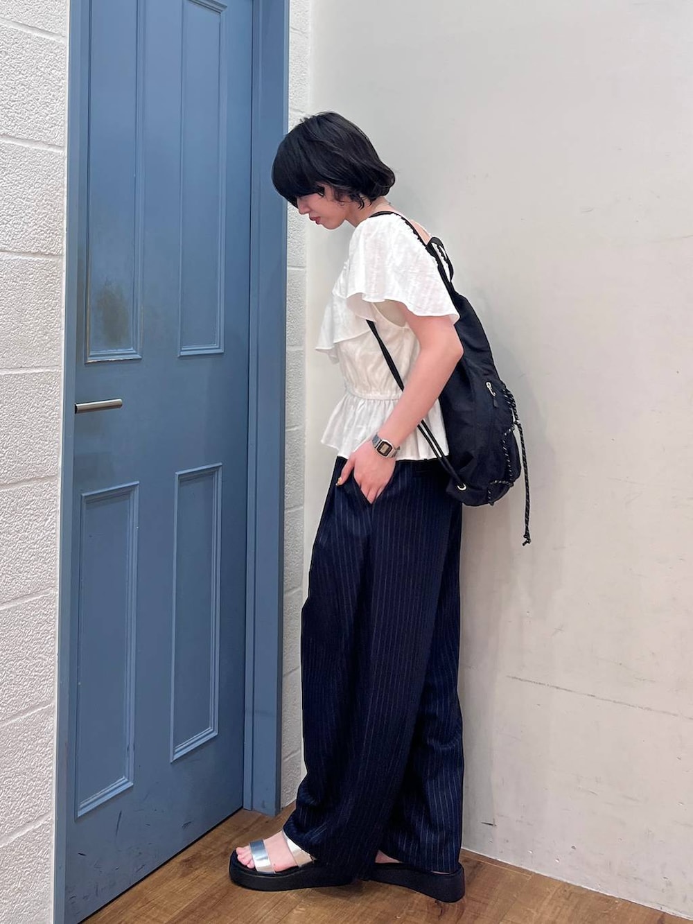 ブルー系のその他パンツ、シルバー系のサンダル、ホワイト系のシャツ/ブラウスを着用したレディースの夏コーディネートの3枚目の写真