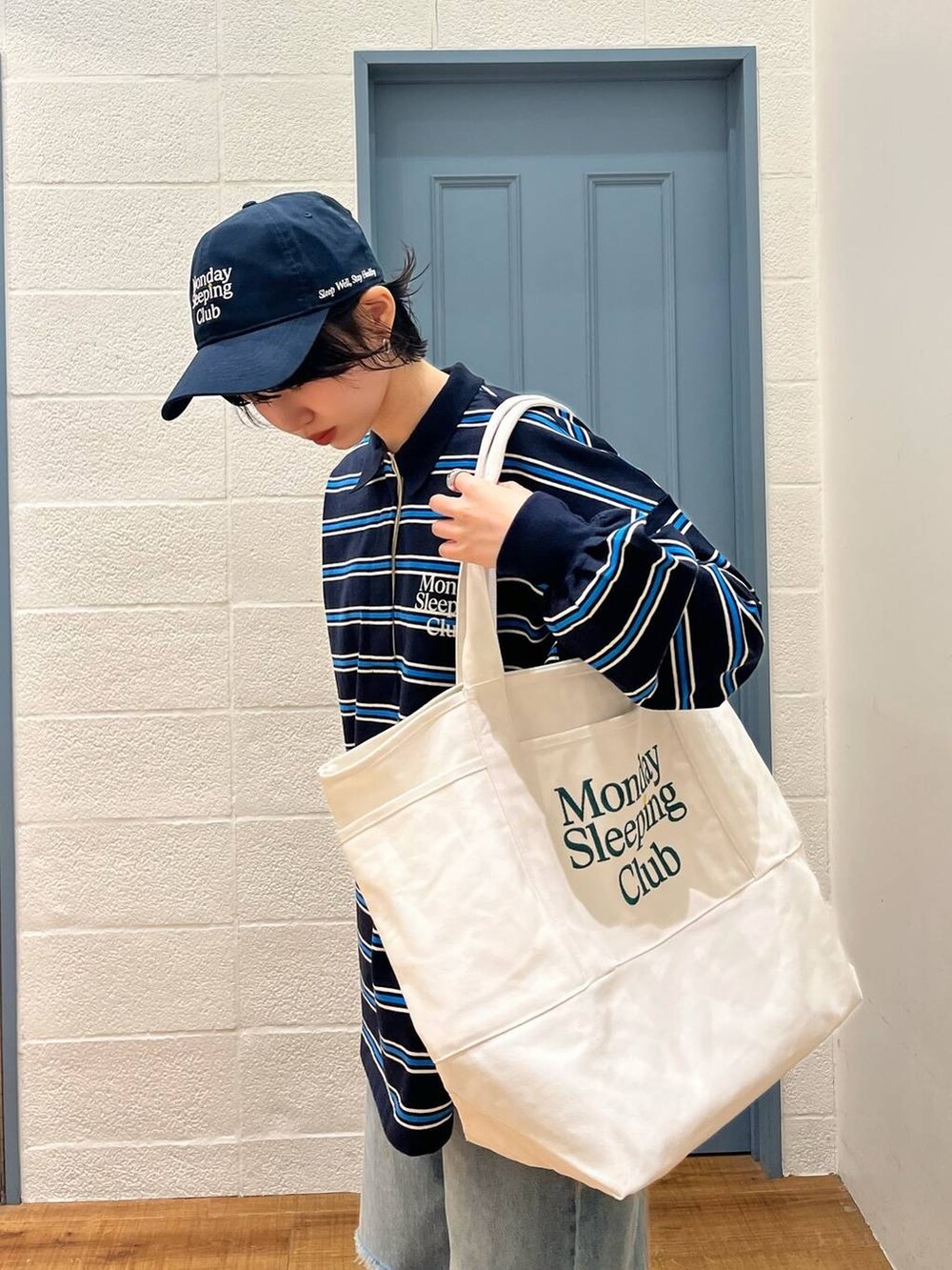 ブルー系のデニムパンツ、ブラウン系のローファー、ブルー系のTシャツ/カットソーを着用したレディースの春コーディネートの3枚目の写真