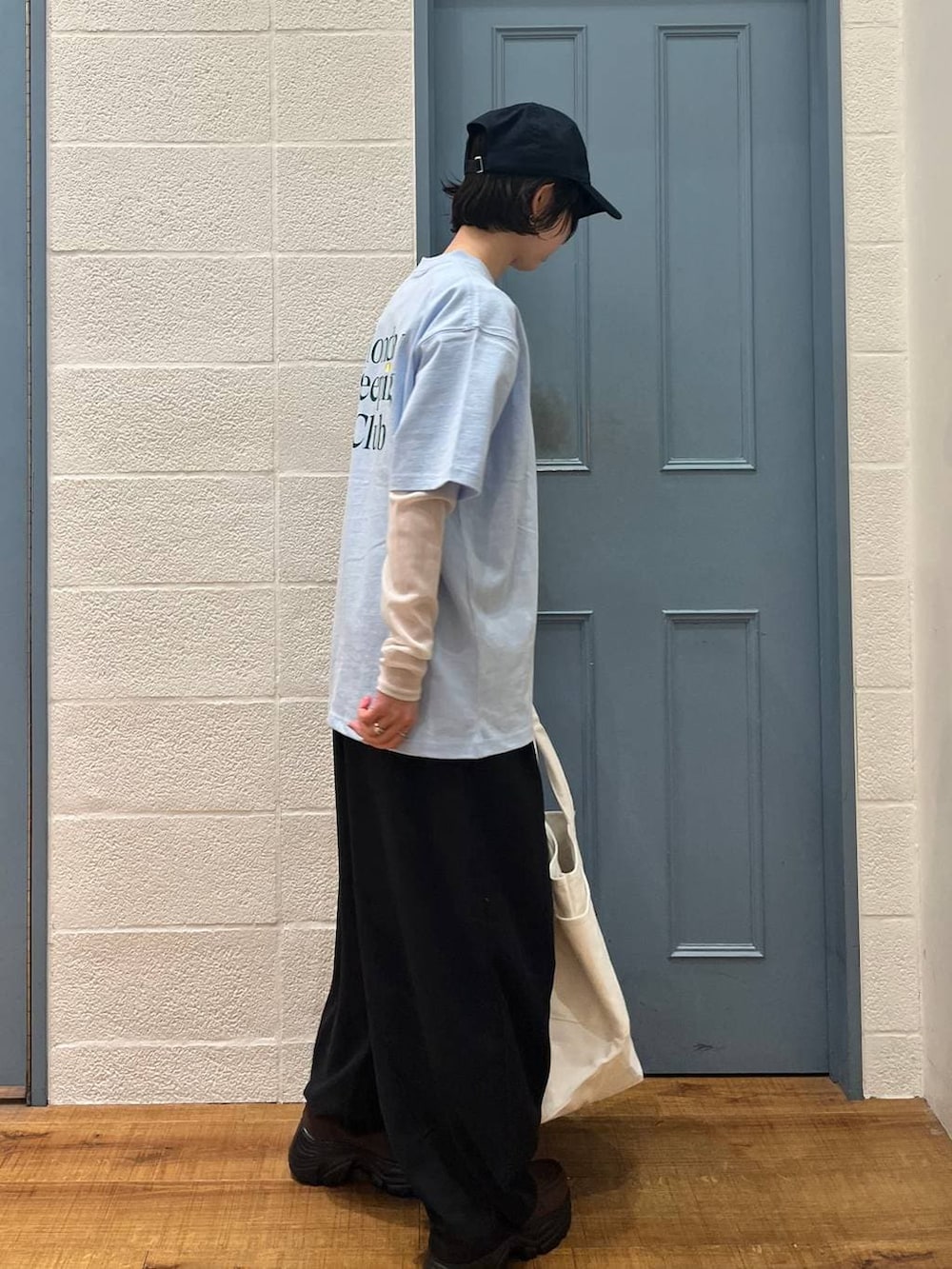 ブラック系のその他パンツ、ホワイト系のTシャツ/カットソー、ブラウン系のローファーを着用したレディースの春コーディネートの2枚目の写真