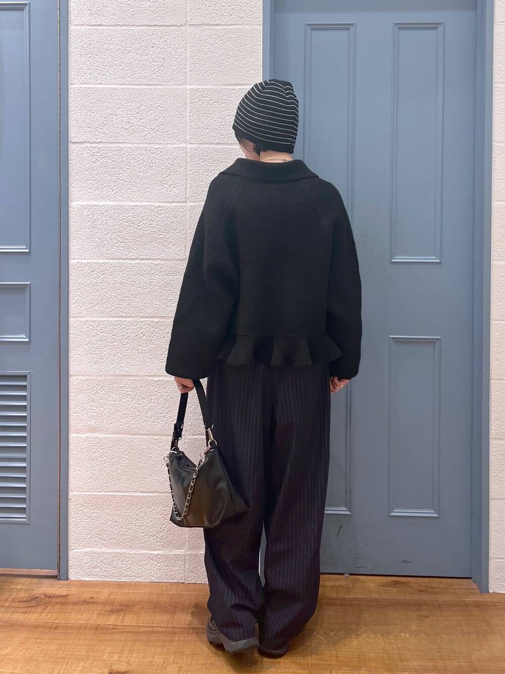 ブルー系のその他パンツ、ブラック系のショルダーバッグ、ブラック系のブルゾンを着用したレディースの冬コーディネートの3枚目の写真