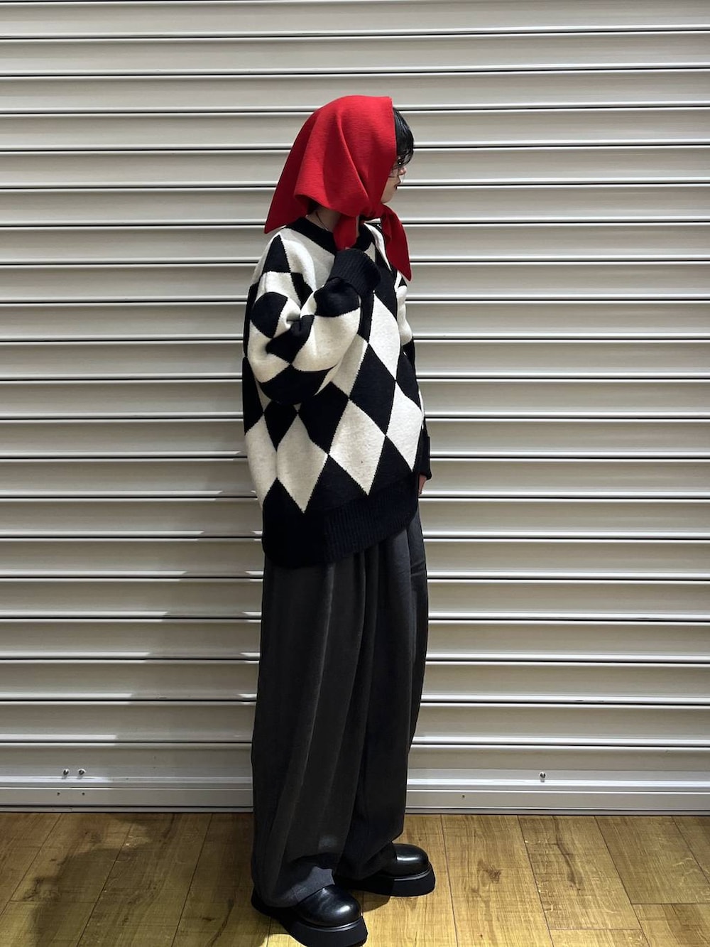 グレー系のその他パンツ、ブラック系のサンダル、ブラック系のニット/セーターを着用したレディースの秋コーディネートの2枚目の写真