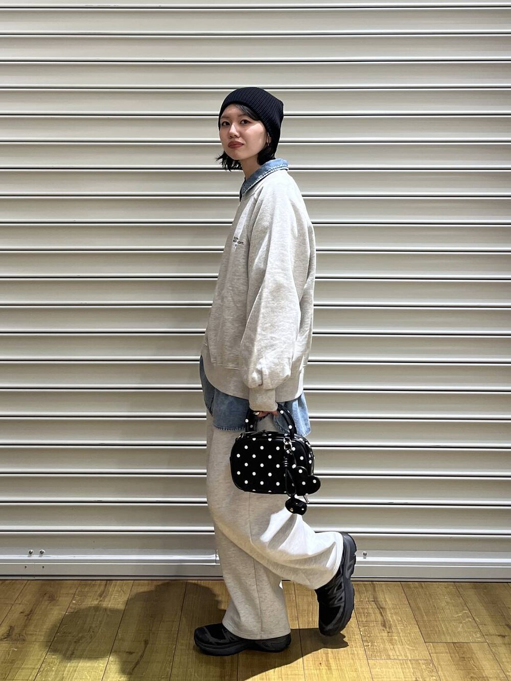 グレー系のスウェットパンツ、その他のボストンバッグ、ブルー系のシャツ/ブラウスを着用したレディースの冬コーディネートの4枚目の写真