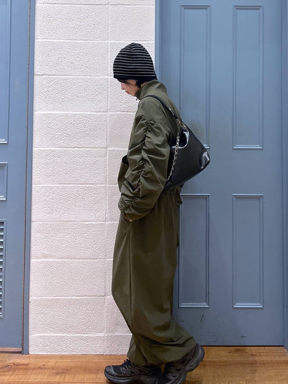 ブラック系のショルダーバッグ、グリーン系のその他パンツ、グリーン系のブルゾンを着用したレディースの冬コーディネートの2枚目の写真