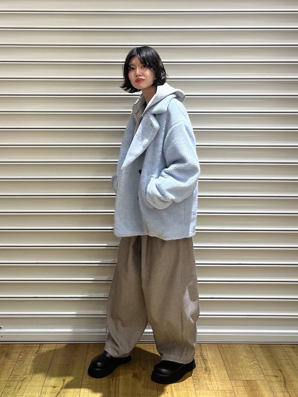 グレー系のその他アウター、ブラック系のサンダル、グレー系のパーカーを着用したレディースの秋コーディネートの2枚目の写真