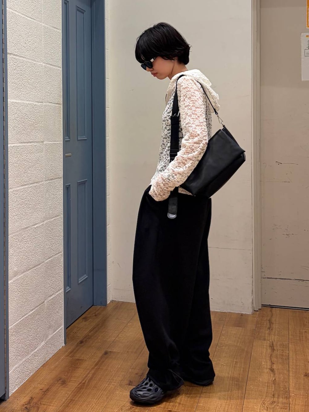 ブラック系のスウェットパンツ、ブラック系のショルダーバッグ、ホワイト系のTシャツ/カットソーを着用したレディースの夏コーディネートの2枚目の写真