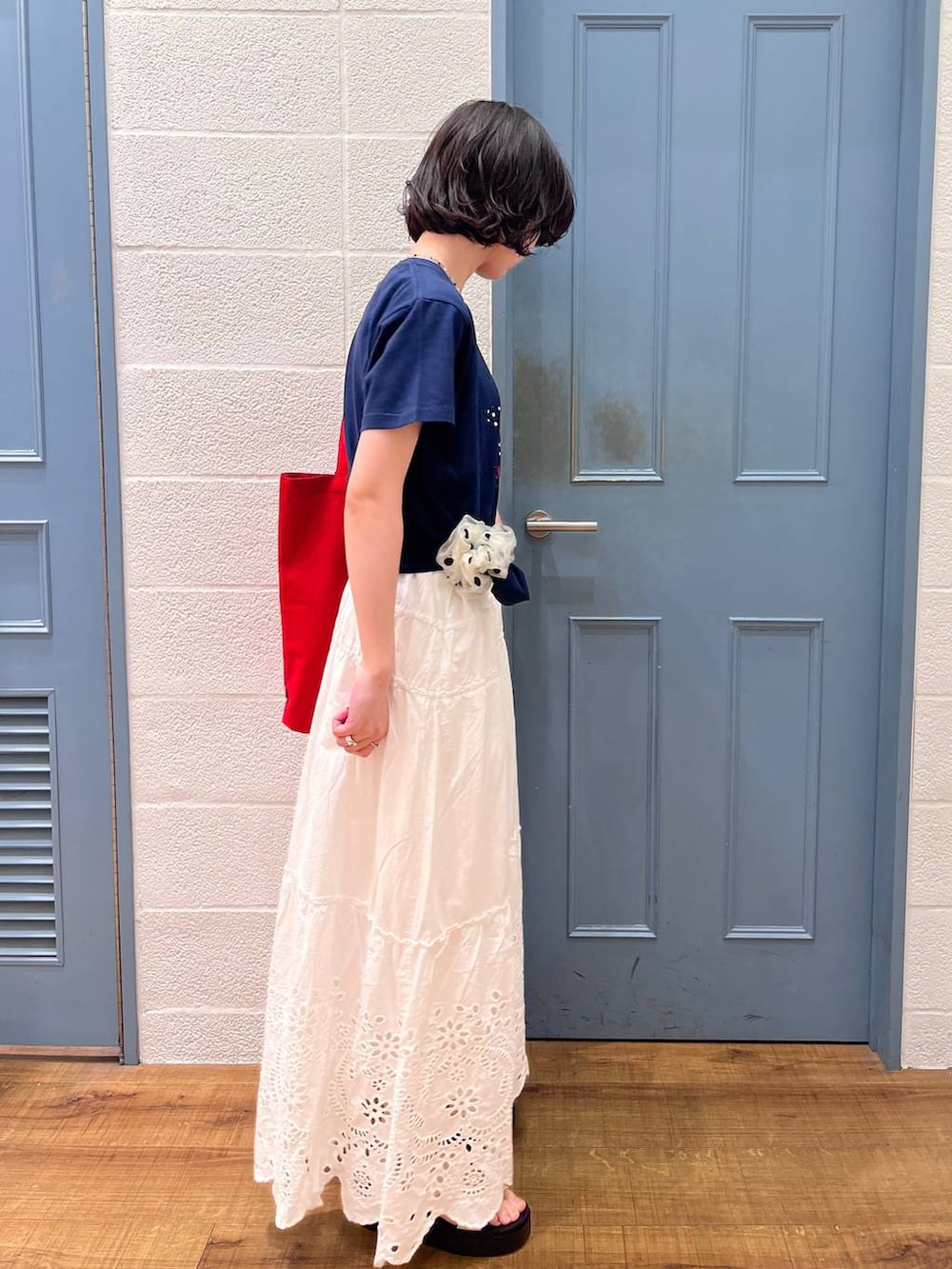 ホワイト系のサンダル、ブルー系のTシャツ/カットソー、ホワイト系のワンピースを着用したレディースの春コーディネートの2枚目の写真