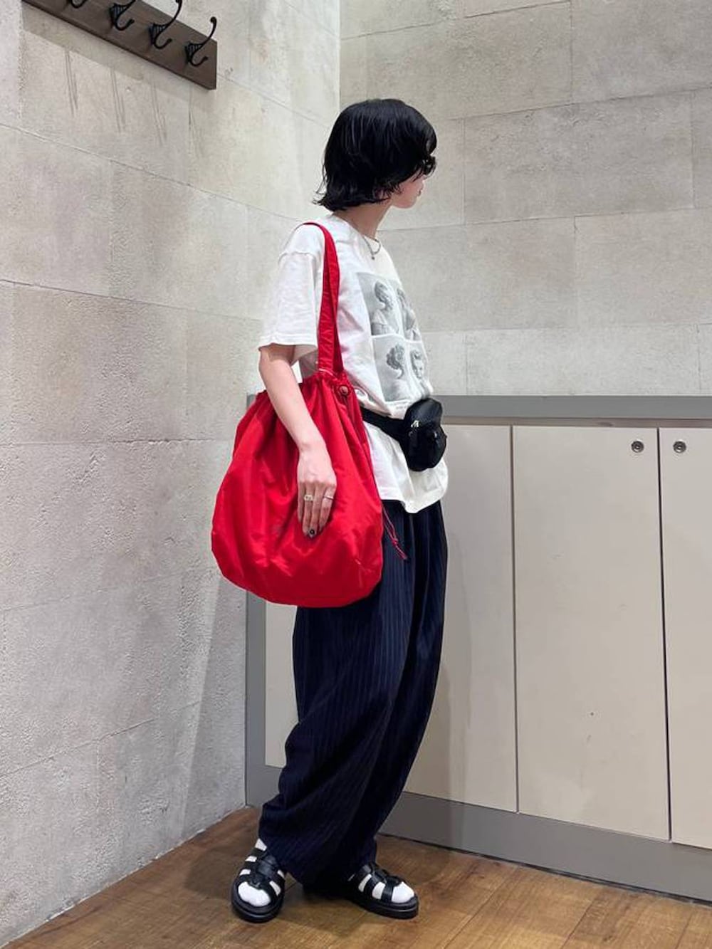 ブルー系のその他パンツ、ブラック系のボディバッグ/ウエストポーチ、ブラック系のショルダーバッグを着用したレディースの夏コーディネートの2枚目の写真