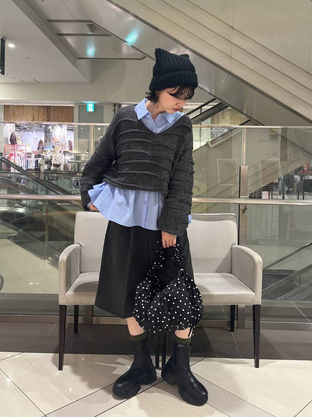 ブラック系のブーツ、グレー系のその他パンツ、ブルー系のシャツ/ブラウスを着用したレディースの秋コーディネートの3枚目の写真