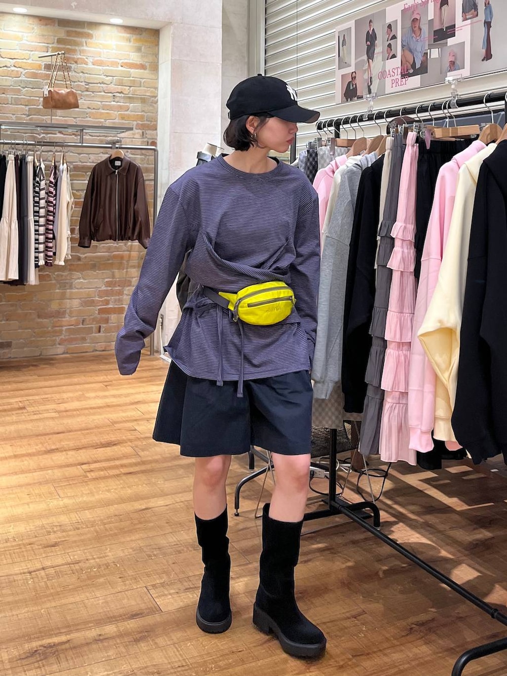 ブルー系のTシャツ/カットソー、ブルー系のその他パンツ、ブラック系のキャップを着用したレディースの春コーディネートの3枚目の写真