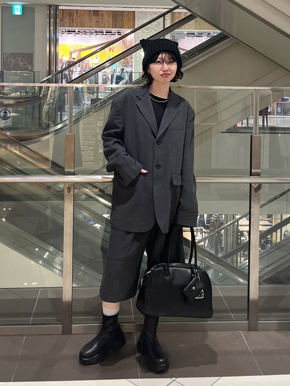 ブラック系のブーツ、グレー系のテーラードジャケット、グレー系のその他パンツを着用したレディースの秋コーディネートの4枚目の写真