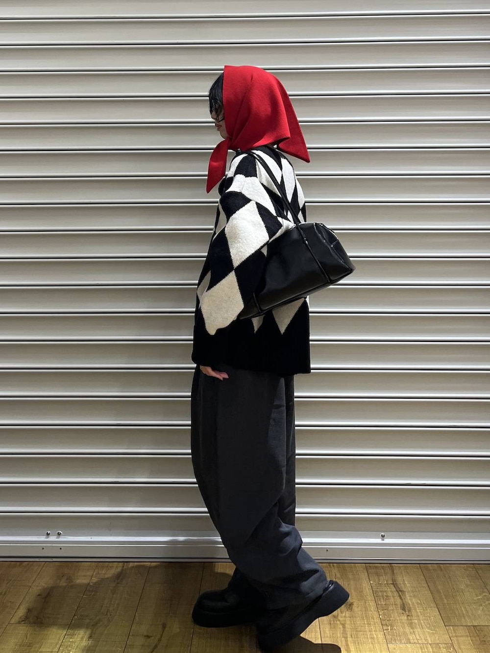 グレー系のその他パンツ、ブラック系のサンダル、ブラック系のニット/セーターを着用したレディースの秋コーディネートの3枚目の写真