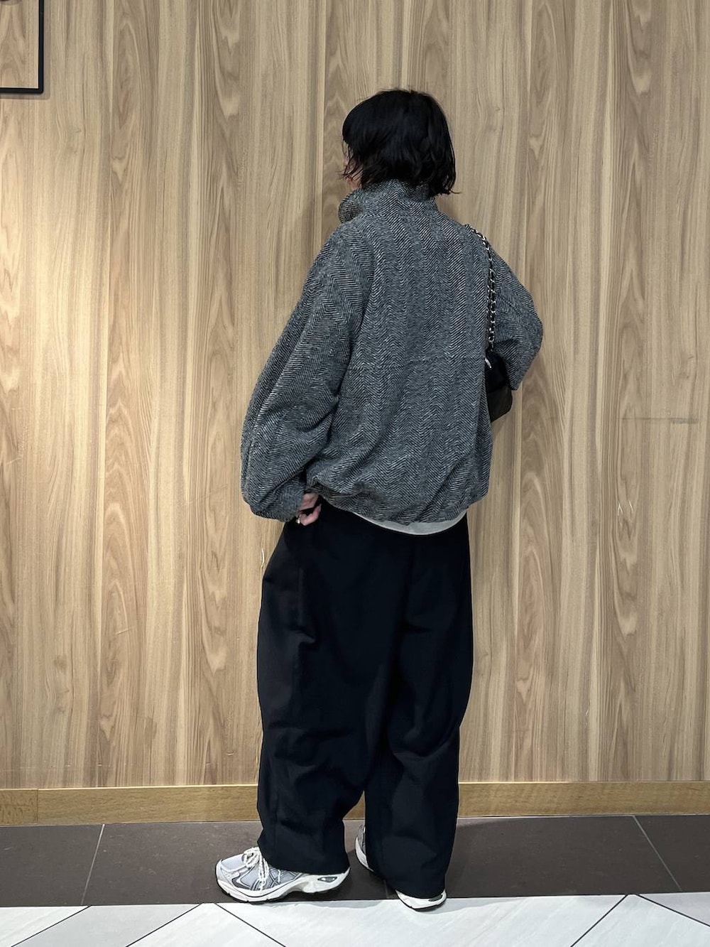 ブラック系のその他パンツ、グレー系のブルゾン、ブラック系のショルダーバッグを着用したレディースの秋コーディネートの3枚目の写真