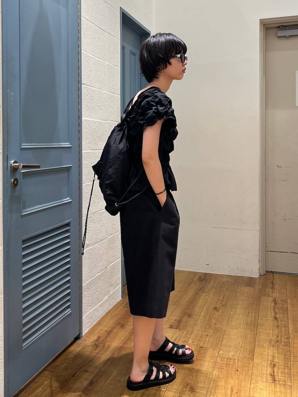 ブラック系のシャツ/ブラウス、ブラック系のその他パンツ、ブラック系のサンダルを着用したレディースの夏コーディネートの2枚目の写真