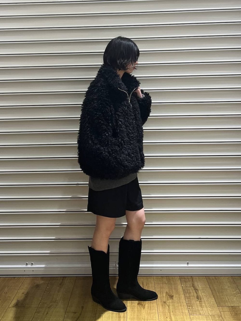 ブラック系のその他パンツ、ブラック系のショルダーバッグ、ブラック系のブーツを着用したレディースの冬コーディネートの2枚目の写真