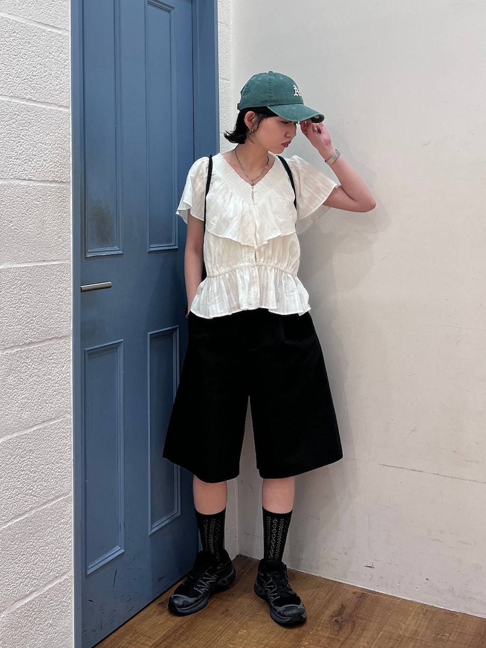 ブラック系のその他パンツ、ホワイト系のシャツ/ブラウス、ブラック系のバックパック/リュックを着用したレディースの春コーディネートの3枚目の写真