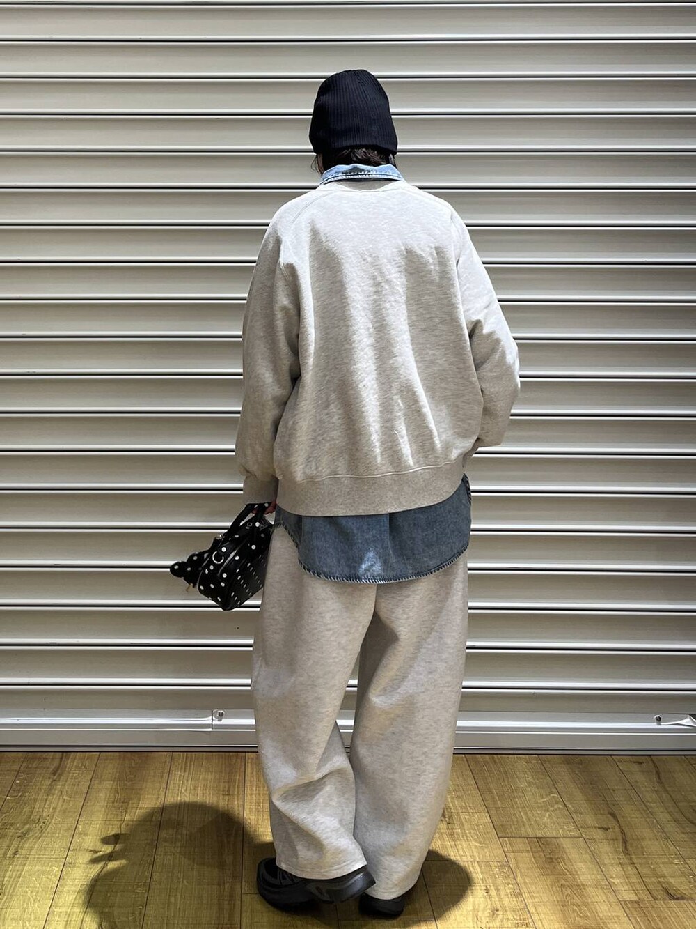 グレー系のスウェットパンツ、その他のボストンバッグ、ブルー系のシャツ/ブラウスを着用したレディースの冬コーディネートの3枚目の写真