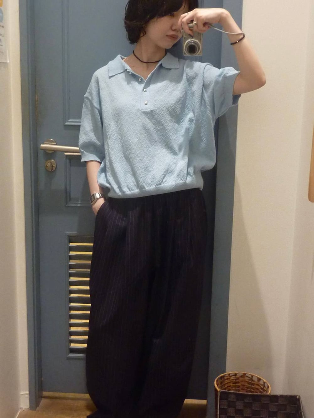 ブルー系のその他パンツ、ブルー系のTシャツ/カットソーを着用したレディースの夏コーディネートの2枚目の写真
