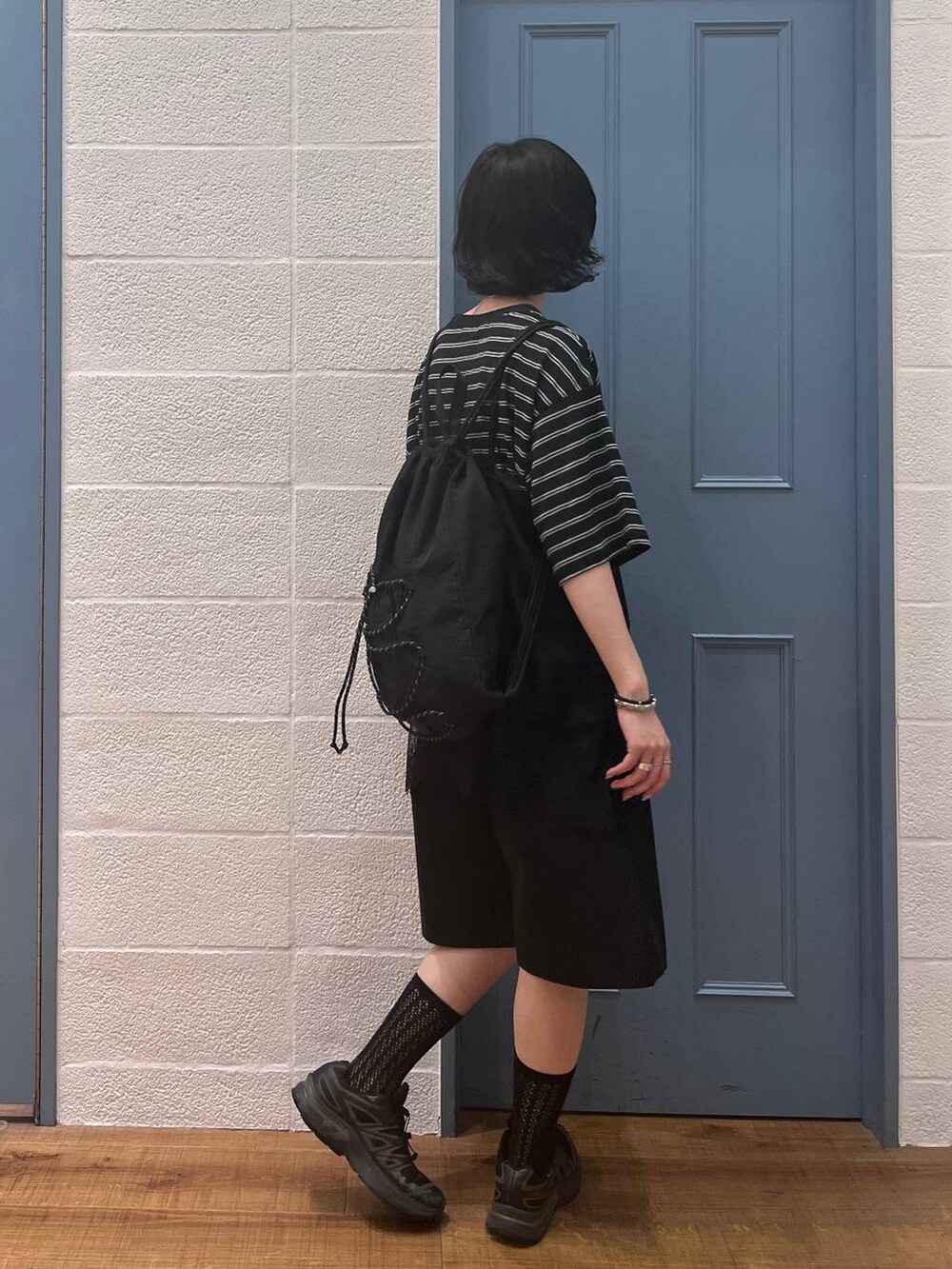 ブラック系のその他パンツ、ブラック系のTシャツ/カットソー、ブラック系のバックパック/リュックを着用したレディースの春コーディネートの3枚目の写真